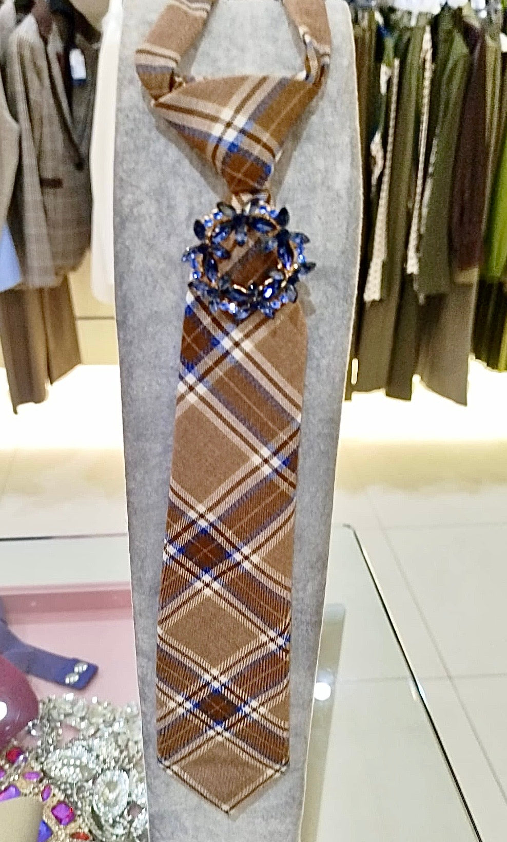 Cravatta quadri con spilla bijoux
