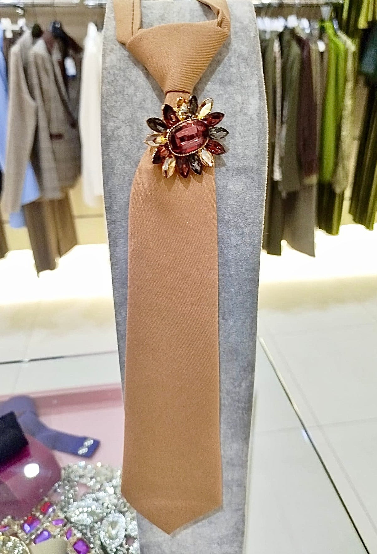 Cravatta beige con spilla bijoux