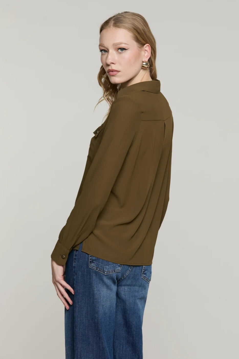 Camicia in Chiffon con Bottoni Gioiello e Tasche Frontali