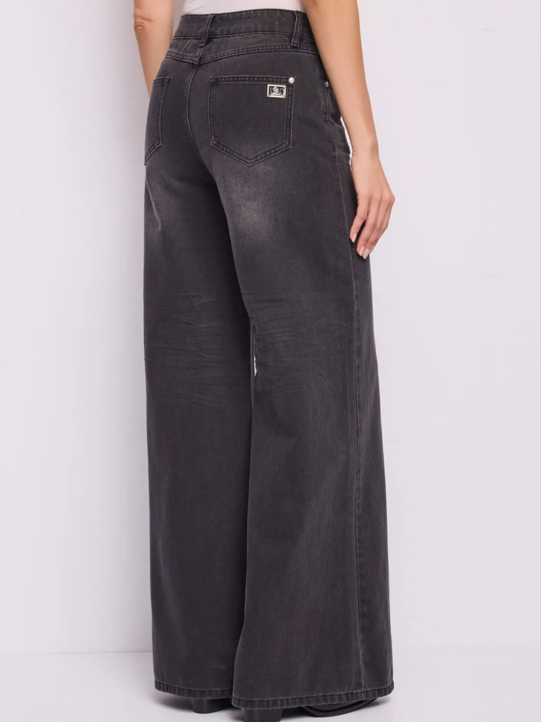 Jeans Ginevra wide leg effetto used con bottone gioiello”