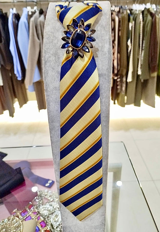 Cravatta righe blu  con spilla bijoux