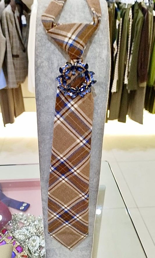 Cravatta quadri con spilla bijoux