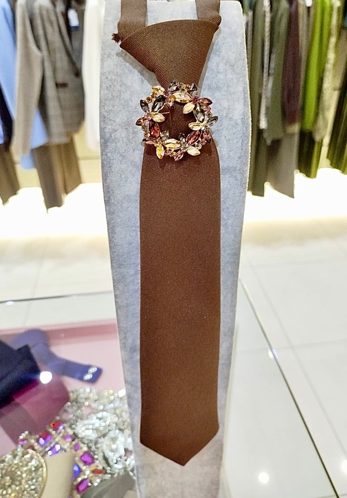 Cravatta marrone con spilla bijoux