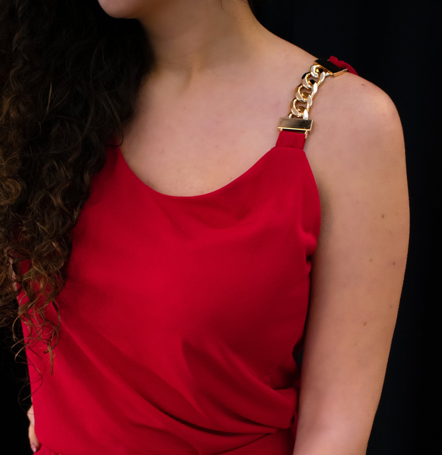 Top rosso, mono spalla, dettaglio in oro - Akè