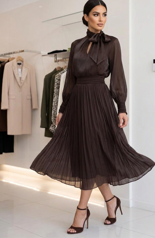 Abito Midi Plessettato in Chiffon con Fiocco al Collo – Marrone Cioccolato