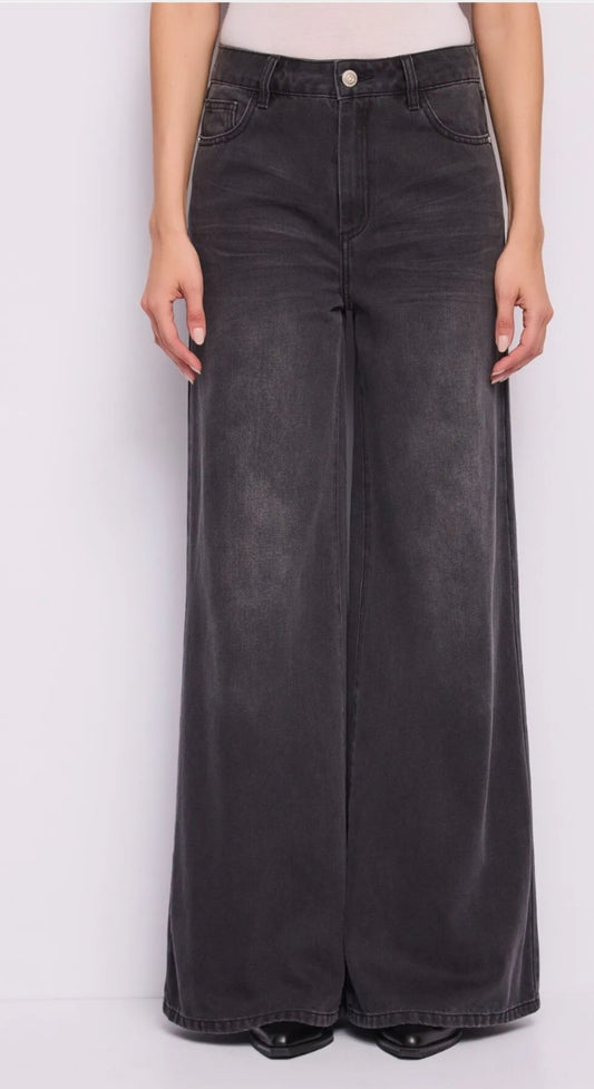 Jeans Ginevra wide leg effetto used con bottone gioiello”