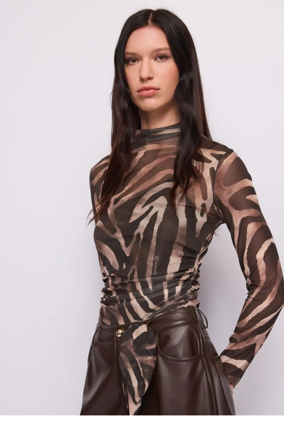 Maglia Giulia in tulle animalier a collo alto e maniche lunghe”