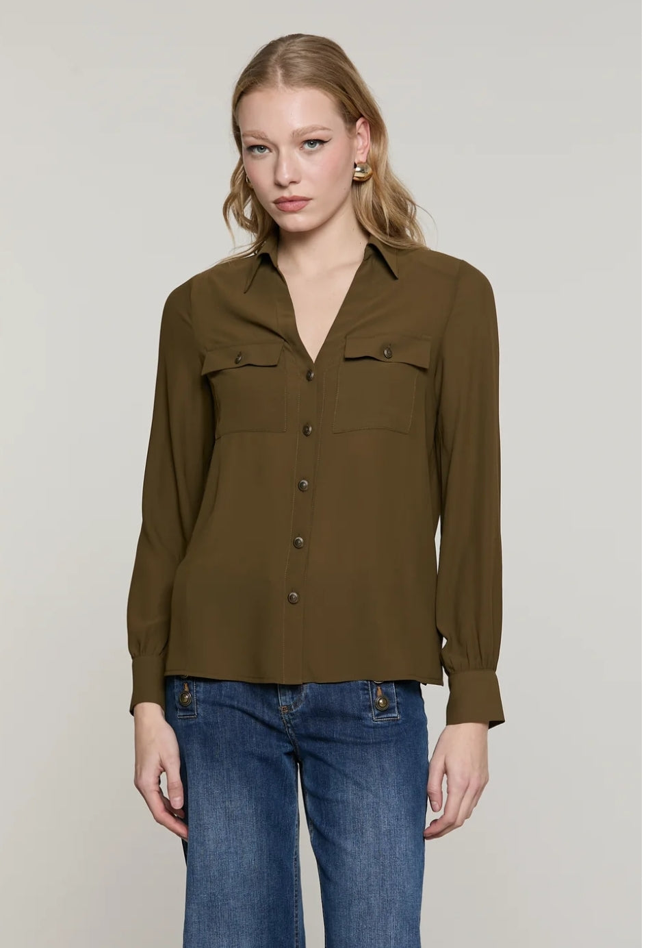 Camicia in Chiffon con Bottoni Gioiello e Tasche Frontali