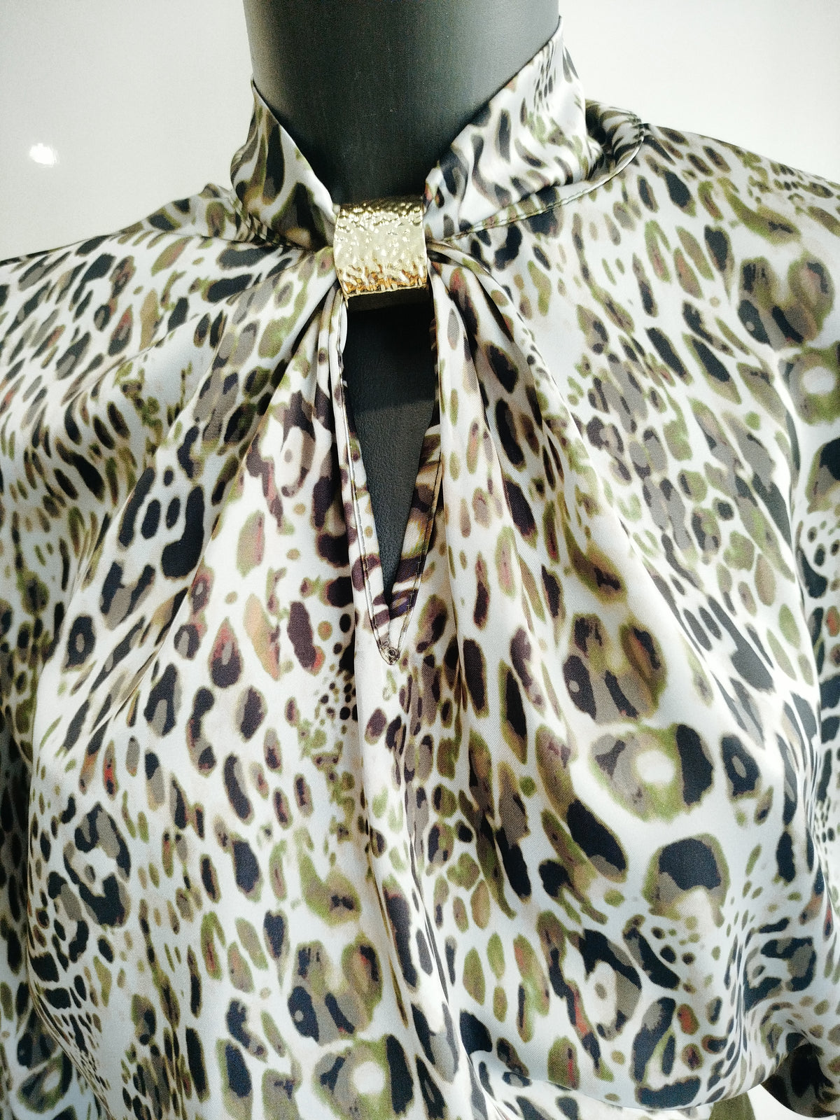 Blusa Animalier in Satin con Dettaglio Gioiello