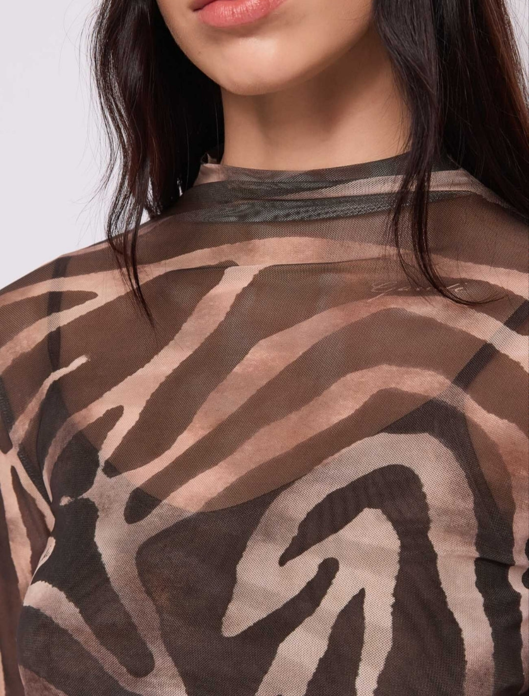 Maglia Giulia in tulle animalier a collo alto e maniche lunghe”